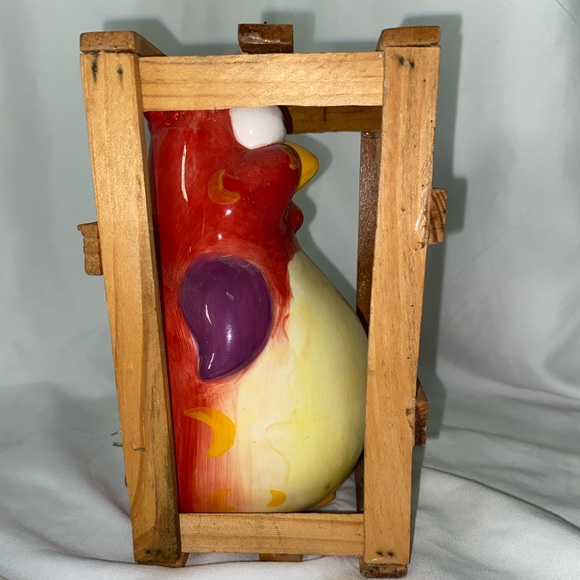 Moolah Muncher Chicken in Crate - Picture 3 of 6